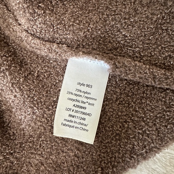 Barefoot Dreams Island Wrap - Picture 4 of 9